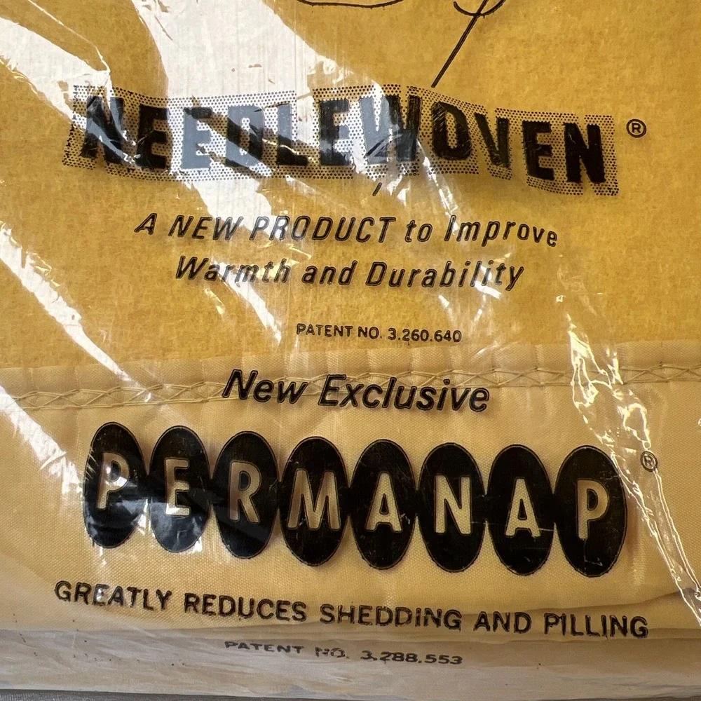 Vtg Beacon Fantasy Needlewoven Nylon Edge Yellow Acrylic Twin Full Blanket 90x72